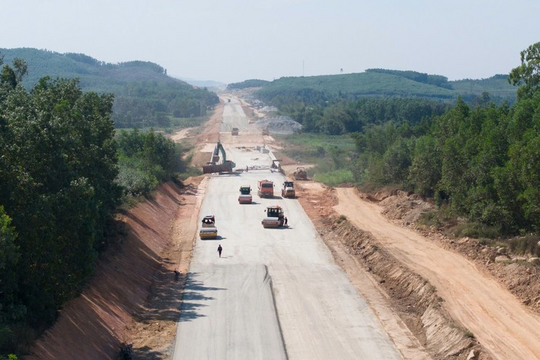 Đẩy nhanh tiến độ 04 Dự án đường bộ cao tốc tại miền Trung