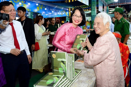 Đường hoa TPHCM Tết Bính Ngọ 2026: Khi “sắc xuân” trở thành ngôn ngữ của siêu đô thị