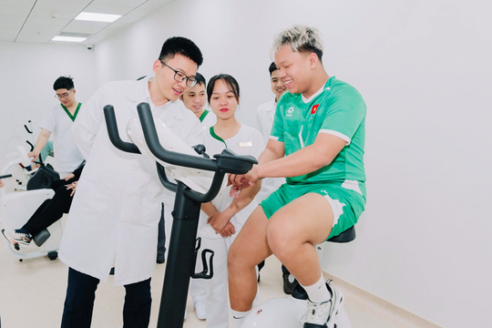 Vinmec cung cấp dịch vụ cứu thương chất lượng cao cho các trận đấu của đội tuyển bóng đá quốc gia