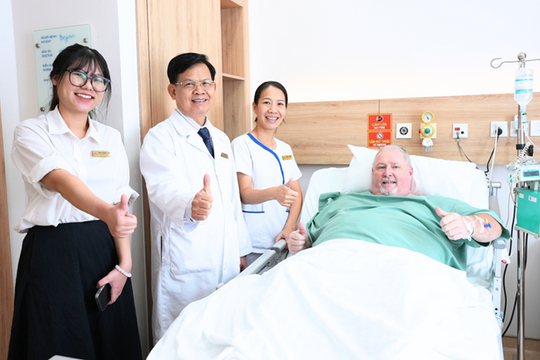 Chuyên gia Vinmec gỡ vòng thắt tồn tại suốt 20 năm, “giải cứu” bệnh nhân béo phì người Mỹ nặng 145 kg