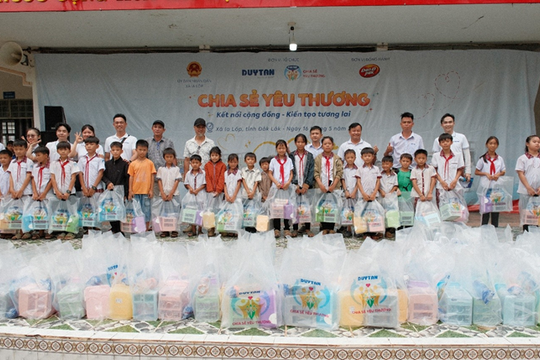 Nhựa Duy Tân trao gửi yêu thương tới trẻ em, hộ dân vùng biên Ia Lốp