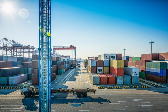 Smart Border Gates: When Cargo Flows Learn to Move on Their Own