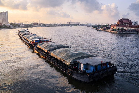 Đường thủy nội địa: đưa container từ đồng bằng đến cảng đúng hẹn