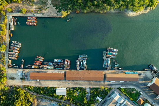 Inland waterways: getting delta containers to port on time