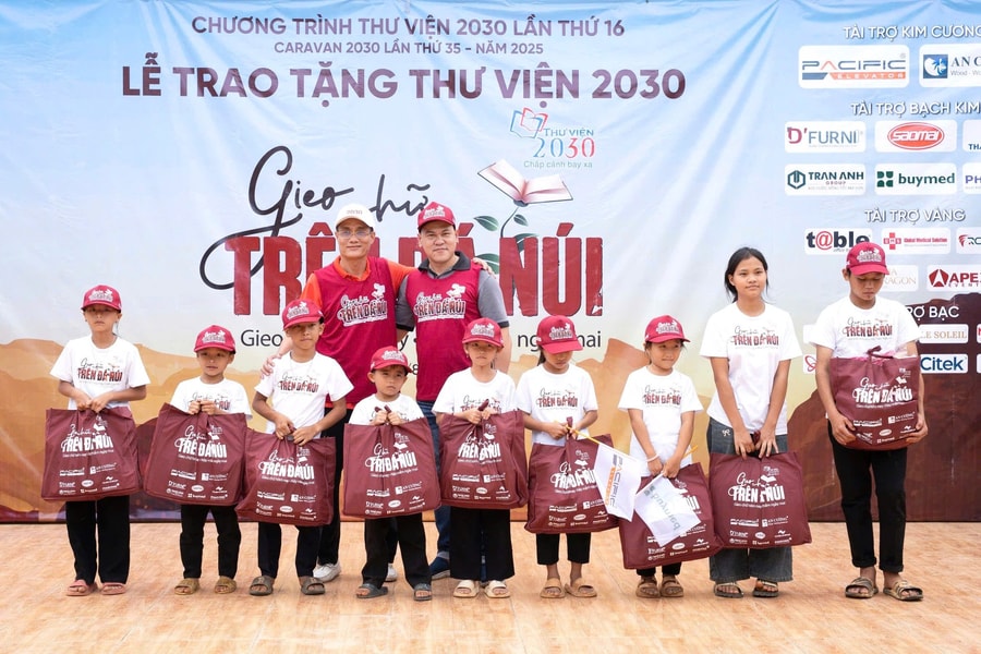 Gieo chữ giữa đá núi Lâm Đồng