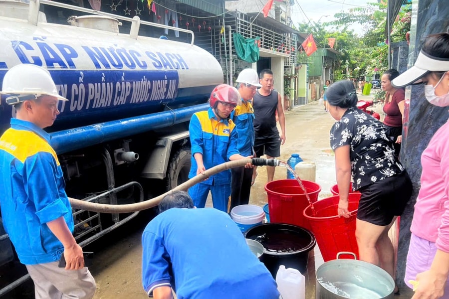Công ty CP Cấp nước Nghệ An nỗ lực cấp nước sạch cho người dân vùng lũ