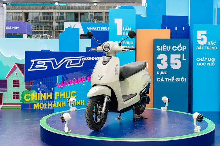 VinFast bảo hành chính hãng 6 năm cho xe – 8 năm cho pin xe máy điện