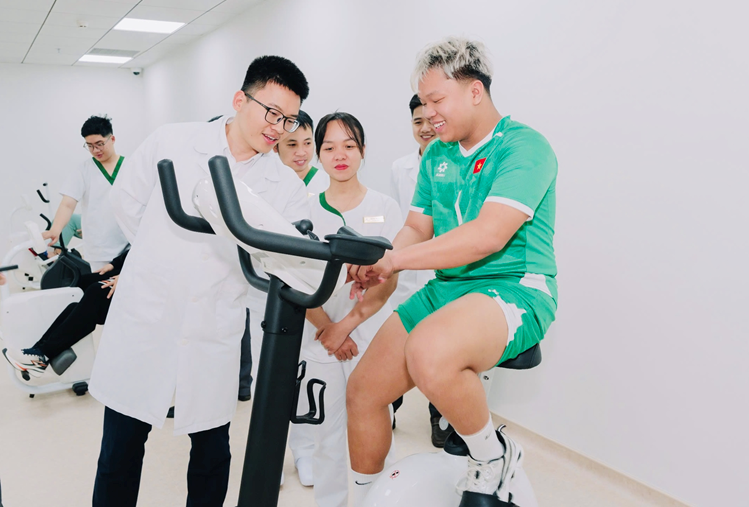 Vinmec cung cấp dịch vụ cứu thương chất lượng cao cho các trận đấu của đội tuyển bóng đá quốc gia