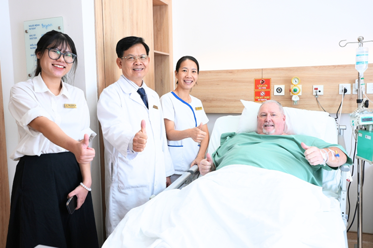 Chuyên gia Vinmec gỡ vòng thắt tồn tại suốt 20 năm, “giải cứu” bệnh nhân béo phì người Mỹ nặng 145 kg